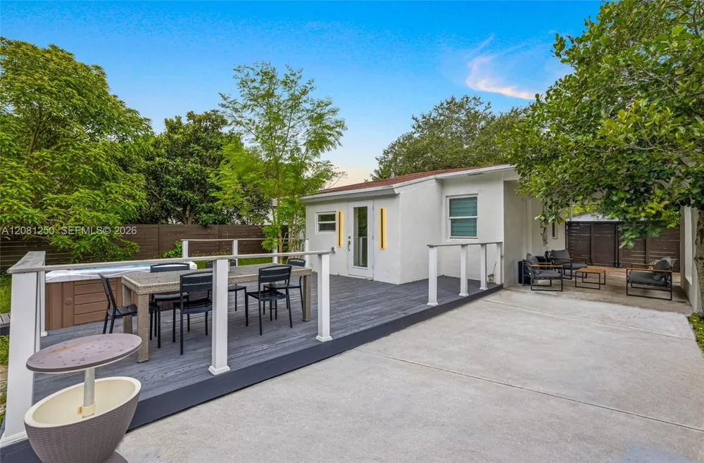 627 SW 7th Ave Hallandale Beach, FL 33009