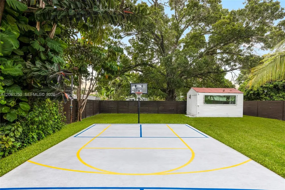 627 SW 7th Ave Hallandale Beach, FL 33009