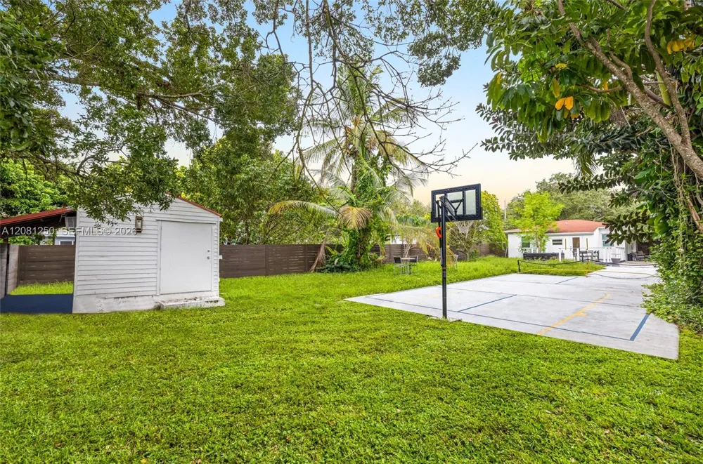 627 SW 7th Ave Hallandale Beach, FL 33009