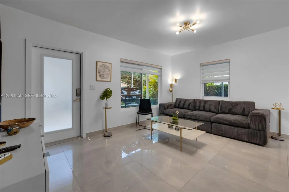 627 SW 7th Ave Hallandale Beach, FL 33009