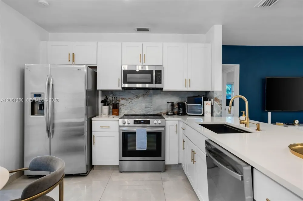 627 SW 7th Ave Hallandale Beach, FL 33009