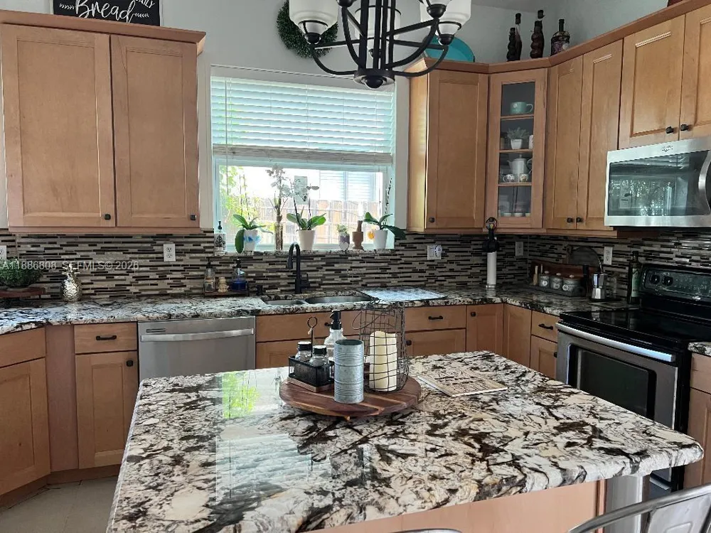 18247 NW 88th Pl Hialeah, FL 33018