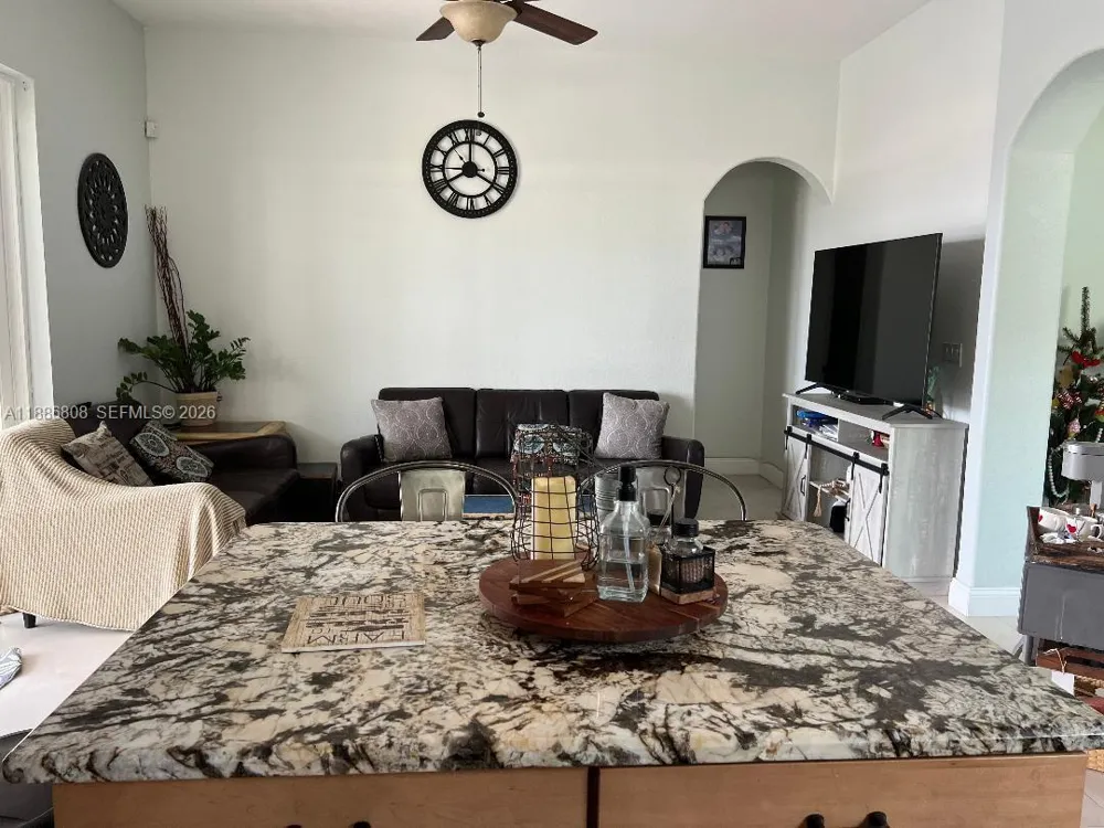 18247 NW 88th Pl Hialeah, FL 33018