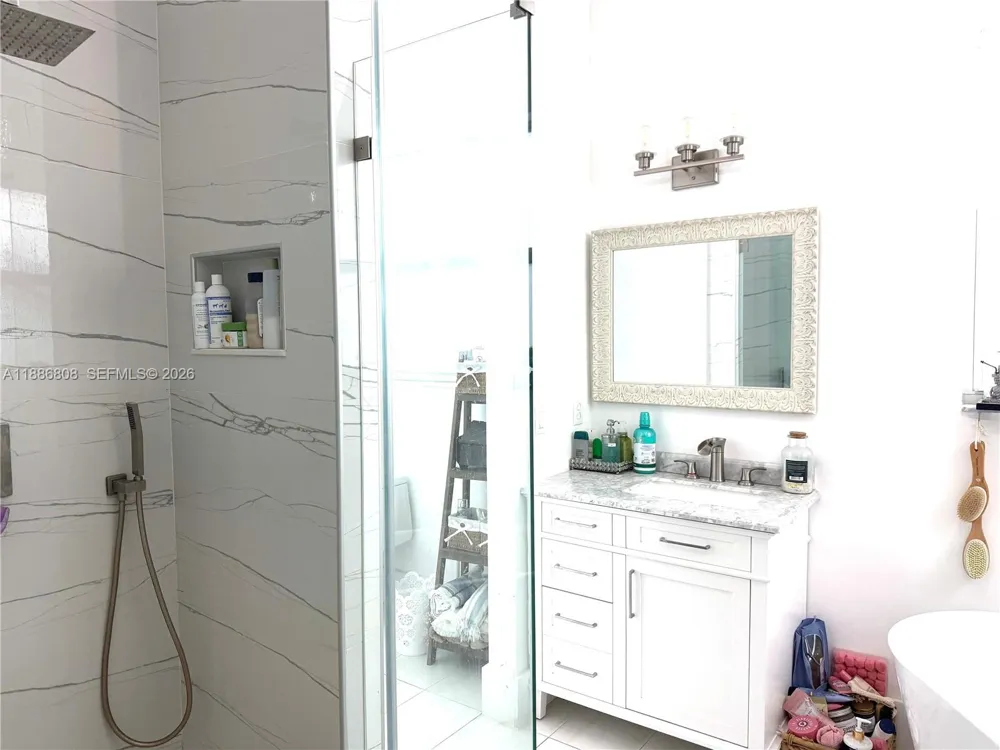 18247 NW 88th Pl Hialeah, FL 33018