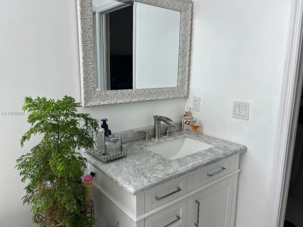 18247 NW 88th Pl Hialeah, FL 33018