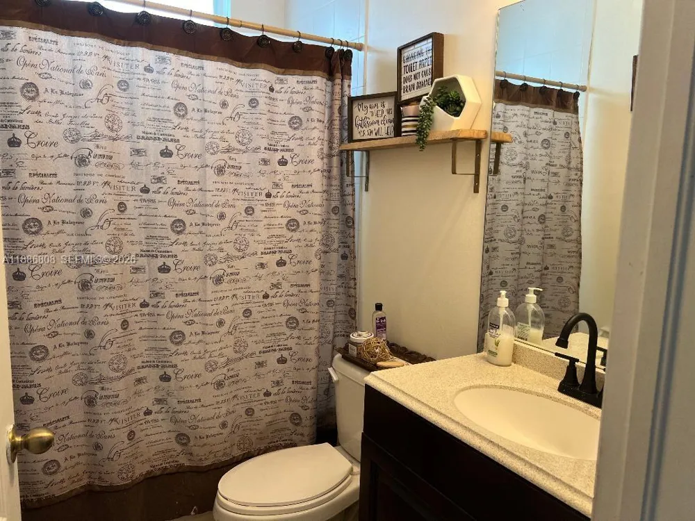 18247 NW 88th Pl Hialeah, FL 33018
