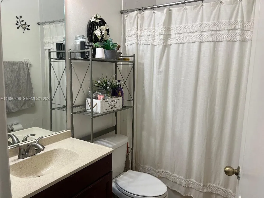18247 NW 88th Pl Hialeah, FL 33018
