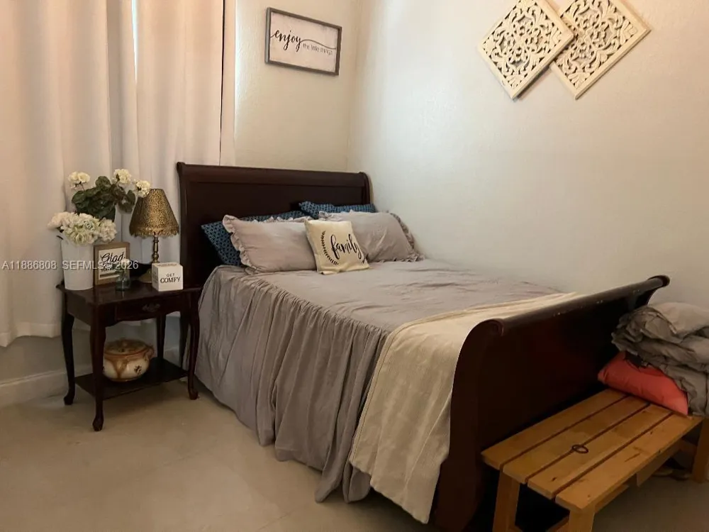 18247 NW 88th Pl Hialeah, FL 33018