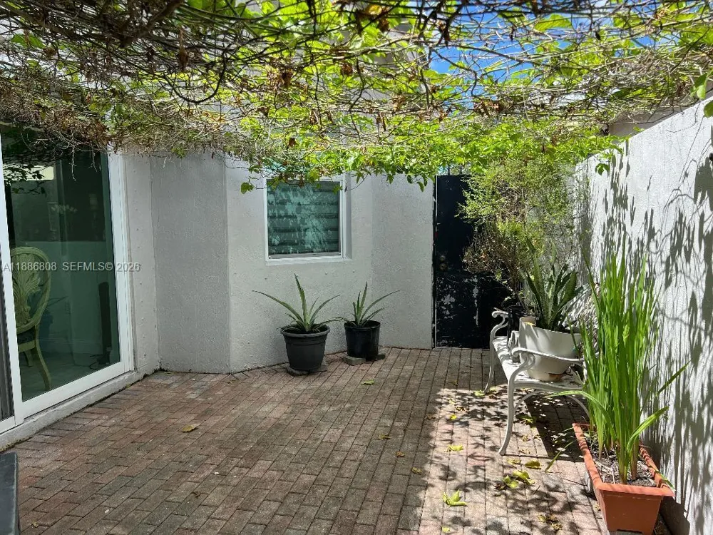 18247 NW 88th Pl Hialeah, FL 33018