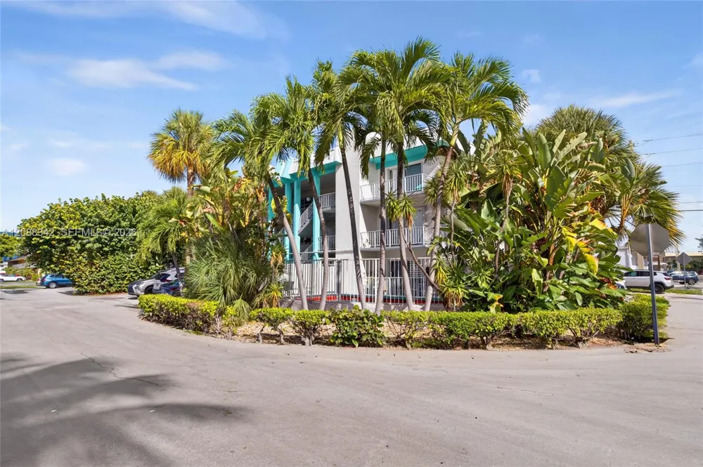 2715 NE 49th St #103 Fort Lauderdale, FL 33308