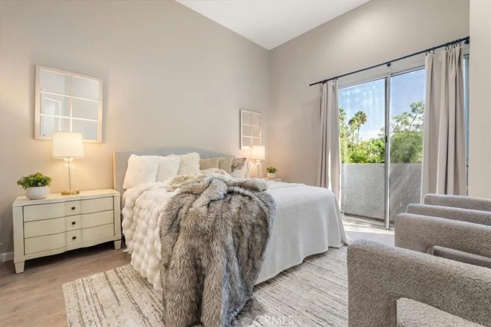 5151 Balboa #303 Encino, CA 91316