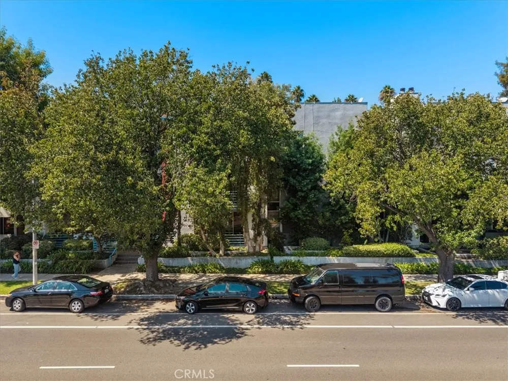 5151 Balboa #303 Encino, CA 91316