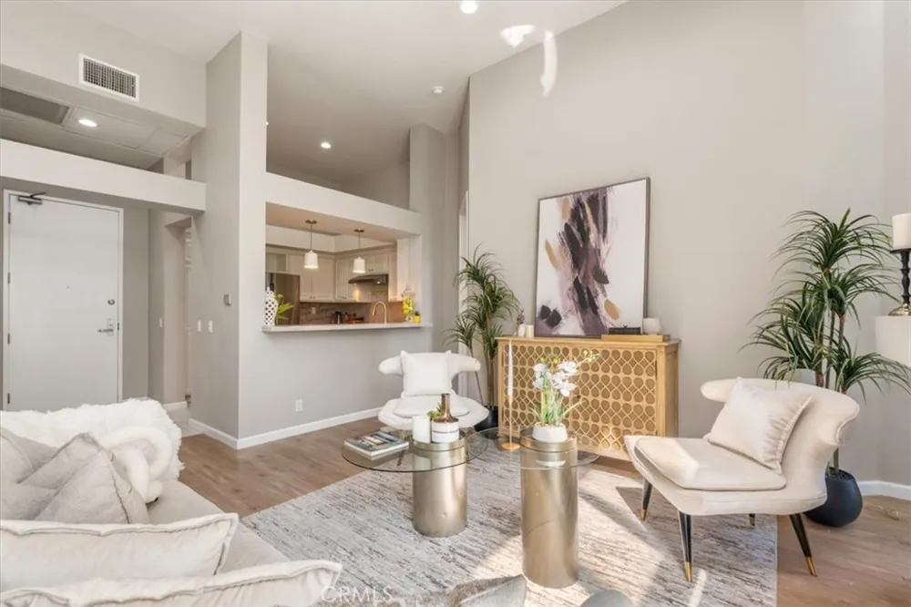 5151 Balboa #303 Encino, CA 91316