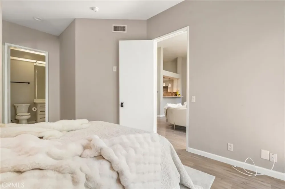 5151 Balboa #303 Encino, CA 91316