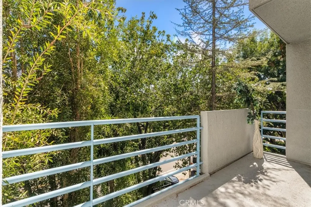 5151 Balboa #303 Encino, CA 91316