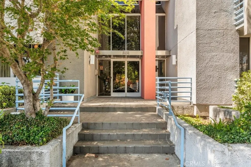 5151 Balboa #303 Encino, CA 91316