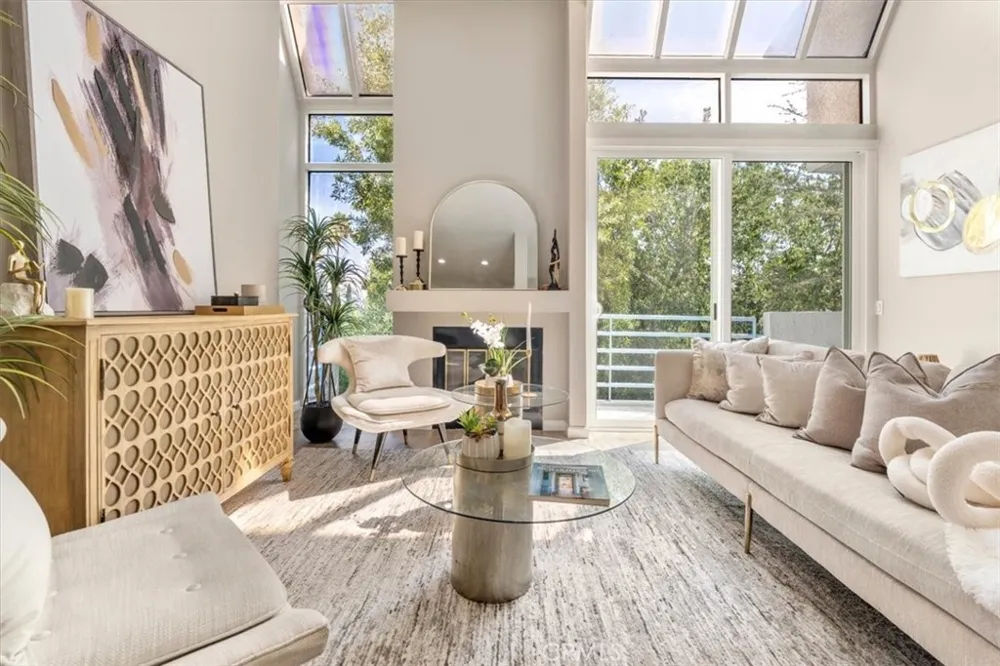 5151 Balboa #303 Encino, CA 91316