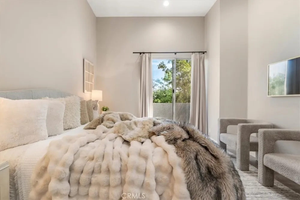 5151 Balboa #303 Encino, CA 91316