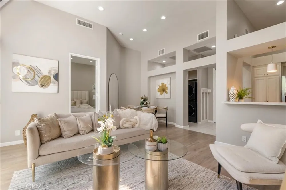 5151 Balboa #303 Encino, CA 91316