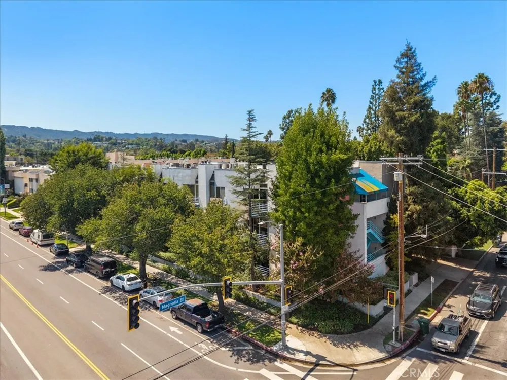 5151 Balboa #303 Encino, CA 91316
