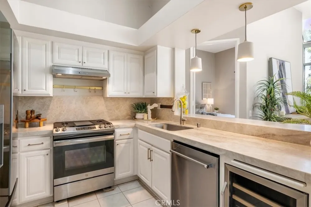 5151 Balboa #303 Encino, CA 91316
