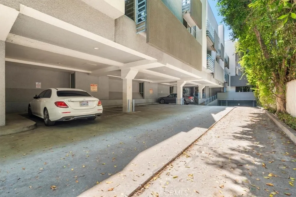 5151 Balboa #303 Encino, CA 91316