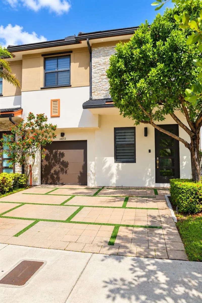 16012 NW 91st Ct Miami Lakes, FL 33018
