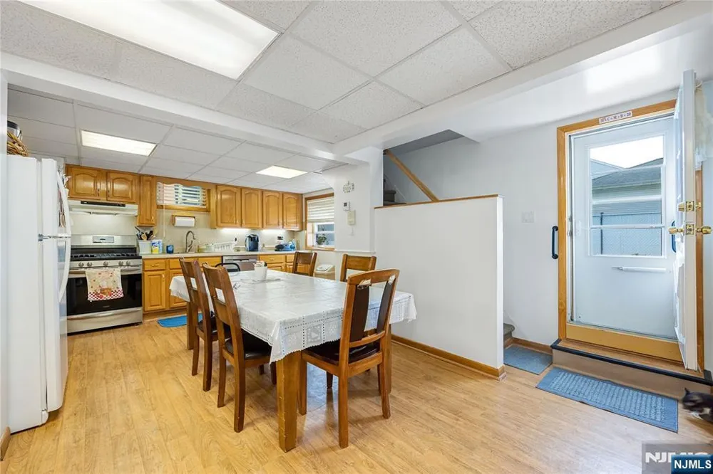 829 Roosevelt Avenue Secaucus, NJ 07094