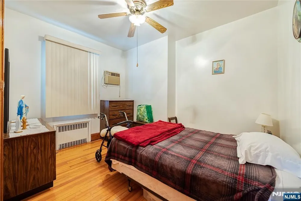 829 Roosevelt Avenue Secaucus, NJ 07094
