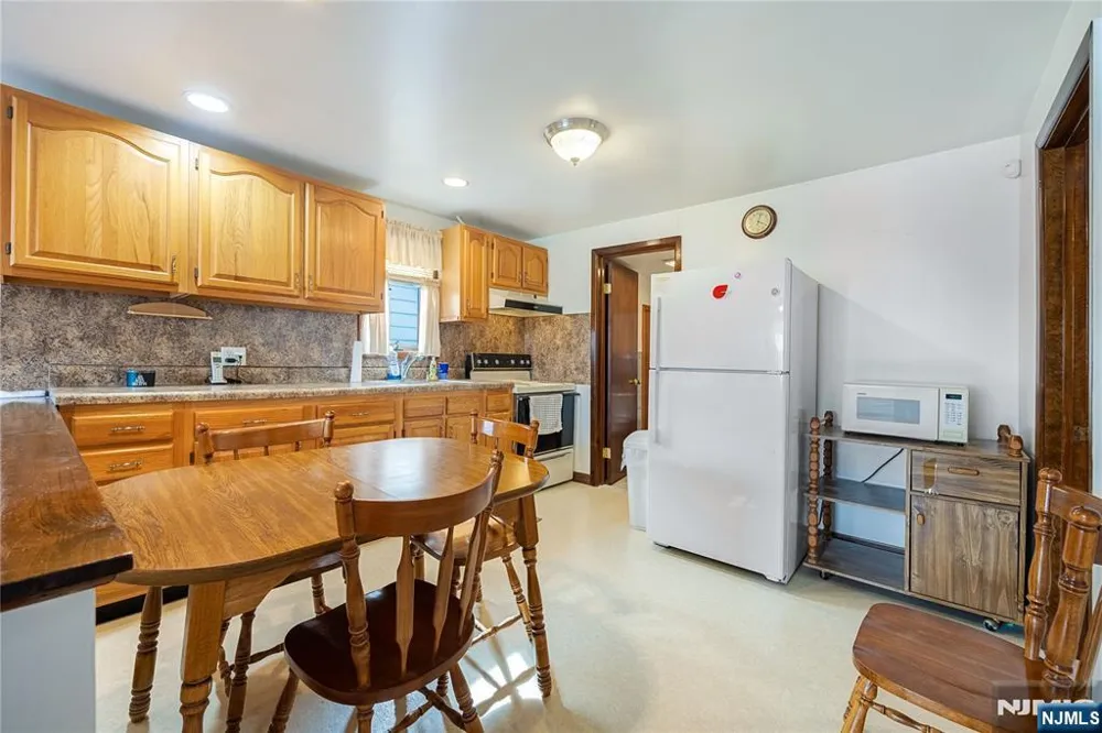 829 Roosevelt Avenue Secaucus, NJ 07094