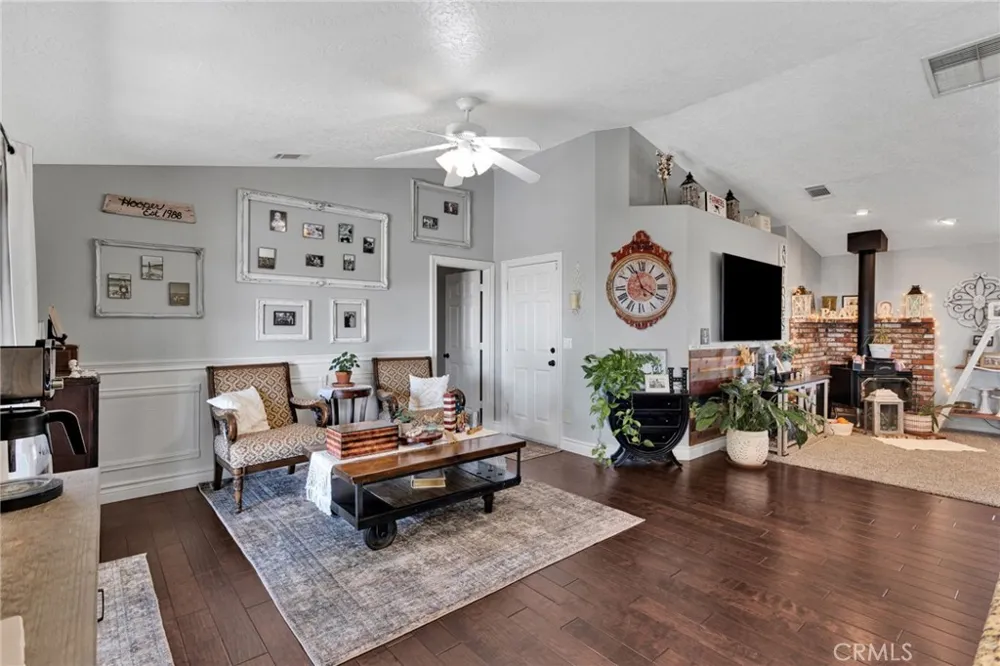 16976 Joshua Apple Valley, CA 92307