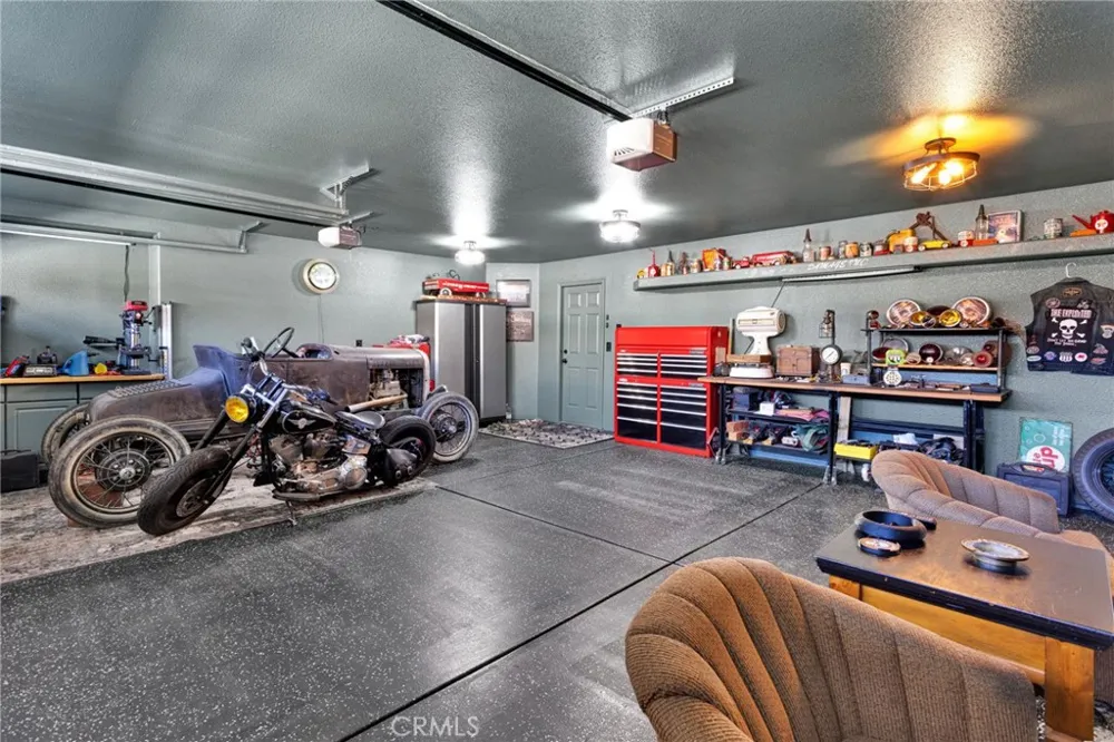 16976 Joshua Apple Valley, CA 92307