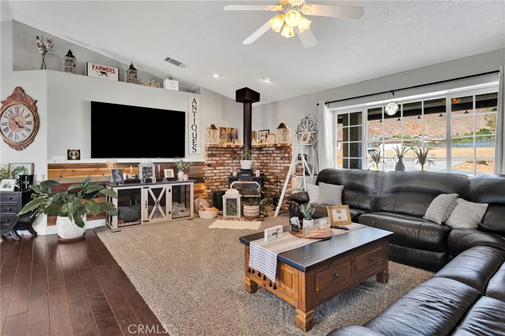 16976 Joshua Apple Valley, CA 92307
