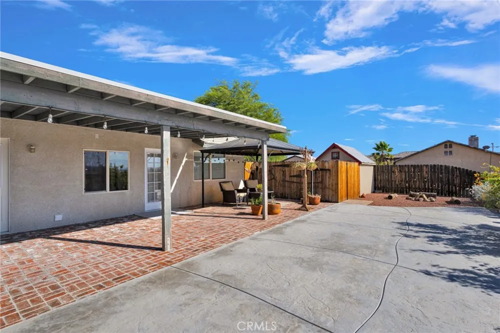 16976 Joshua Apple Valley, CA 92307