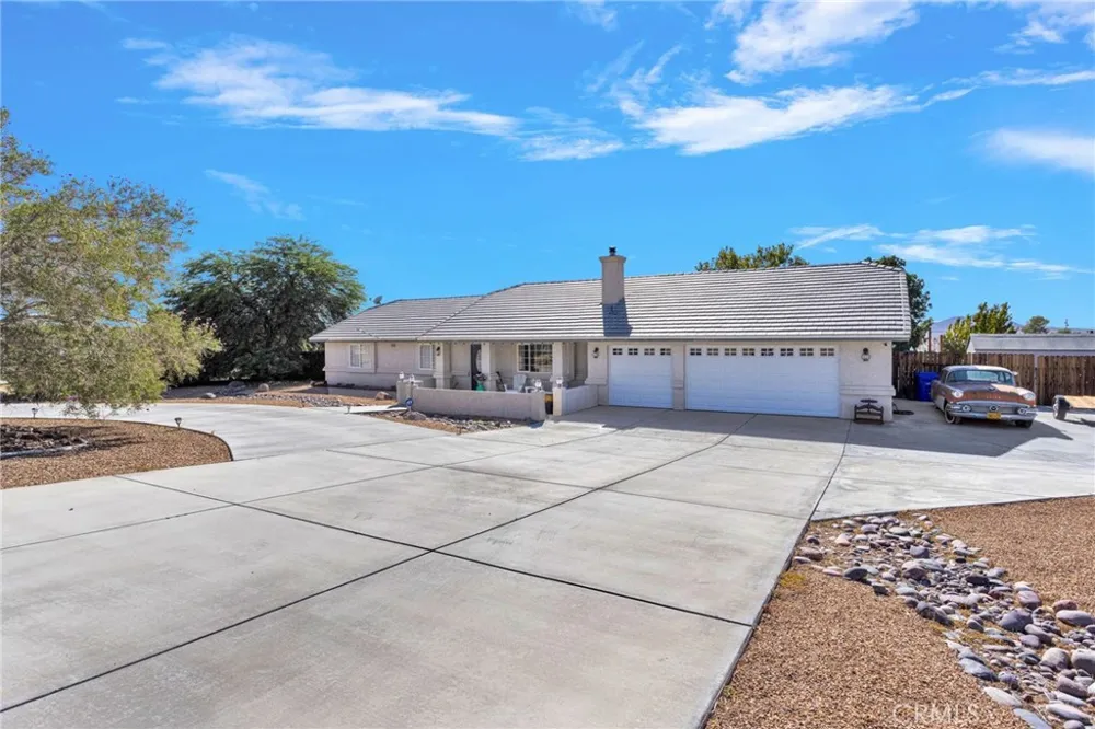 16976 Joshua Apple Valley, CA 92307