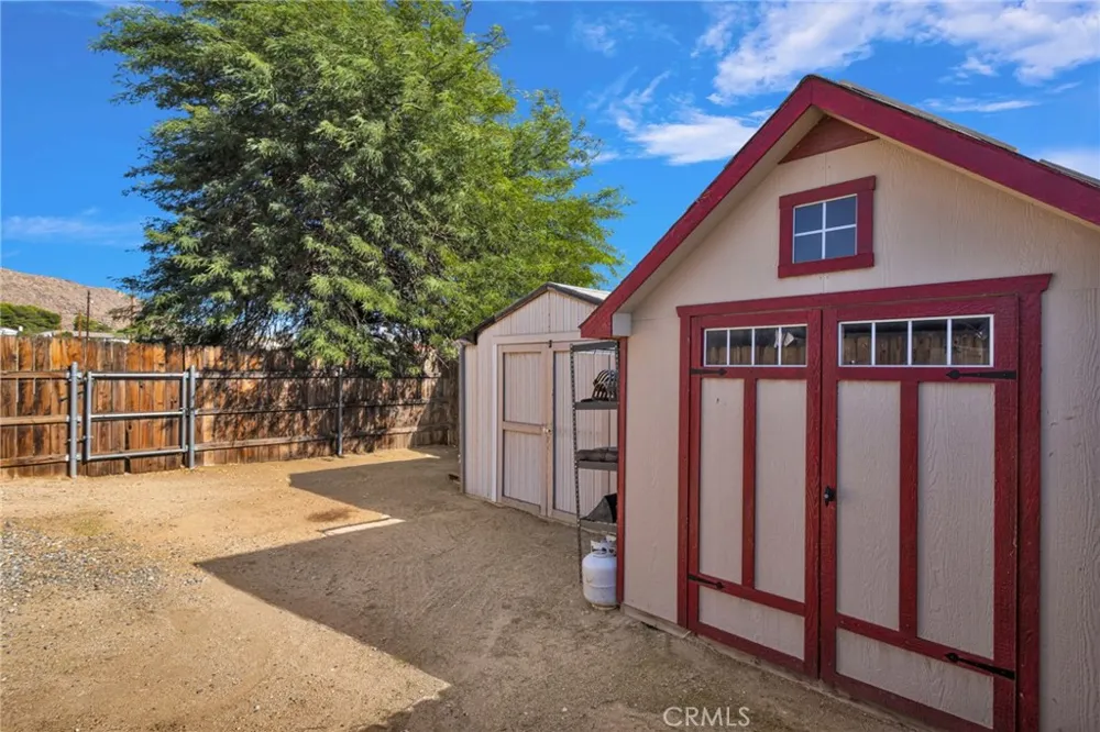 16976 Joshua Apple Valley, CA 92307