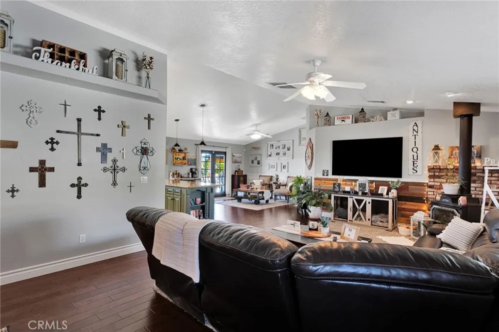 16976 Joshua Apple Valley, CA 92307