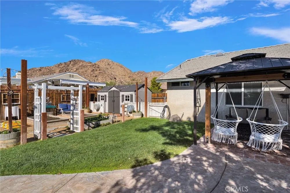 16976 Joshua Apple Valley, CA 92307