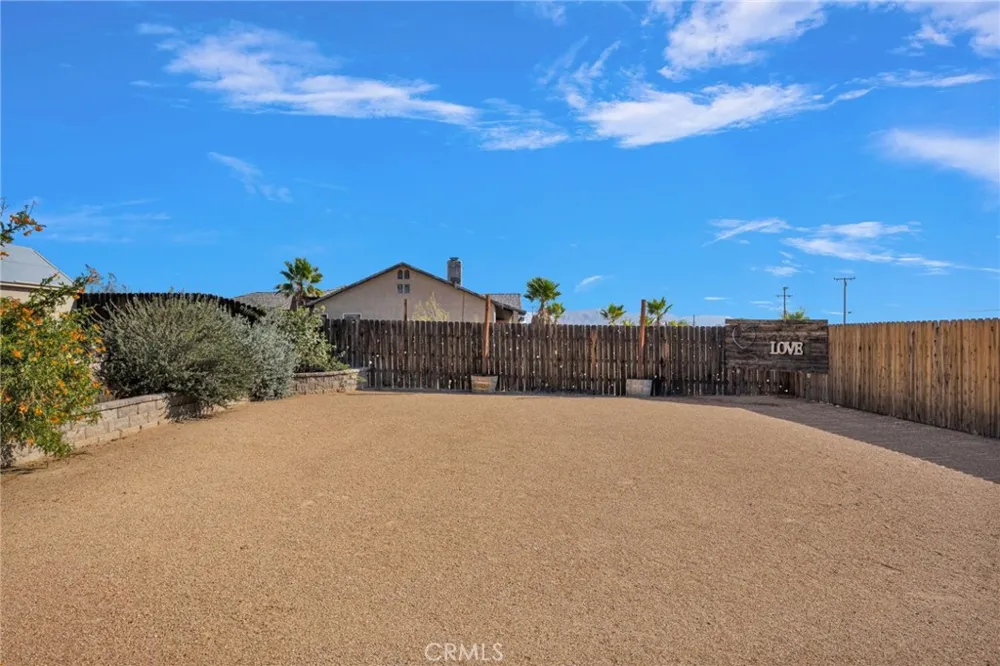 16976 Joshua Apple Valley, CA 92307