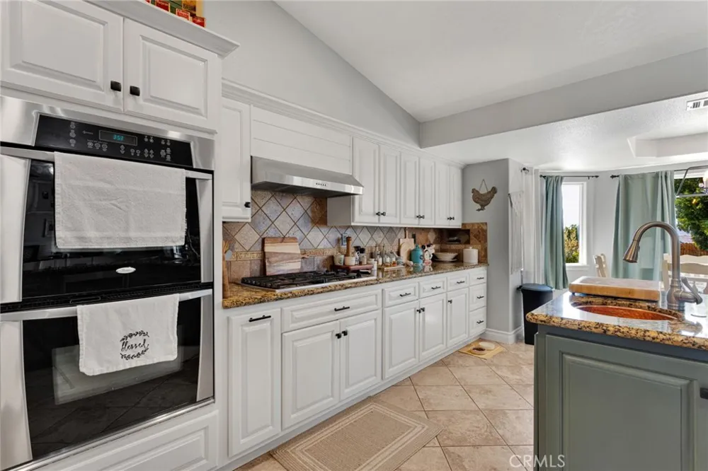 16976 Joshua Apple Valley, CA 92307