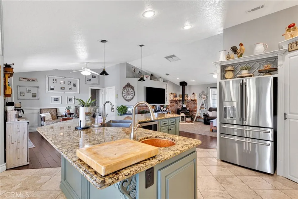 16976 Joshua Apple Valley, CA 92307