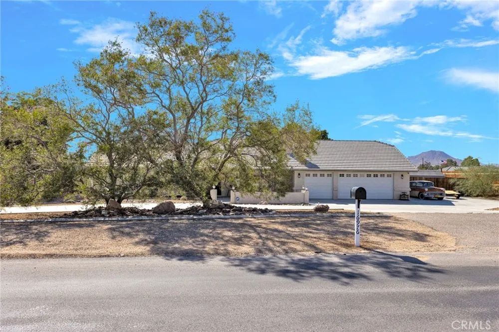 16976 Joshua Apple Valley, CA 92307