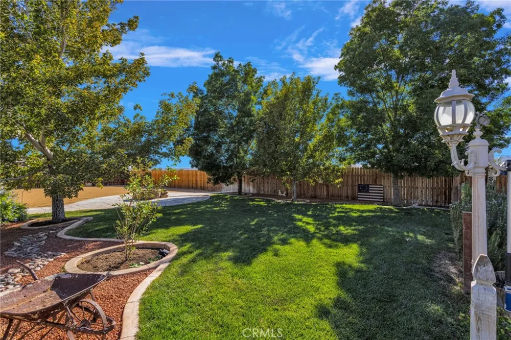 16976 Joshua Apple Valley, CA 92307