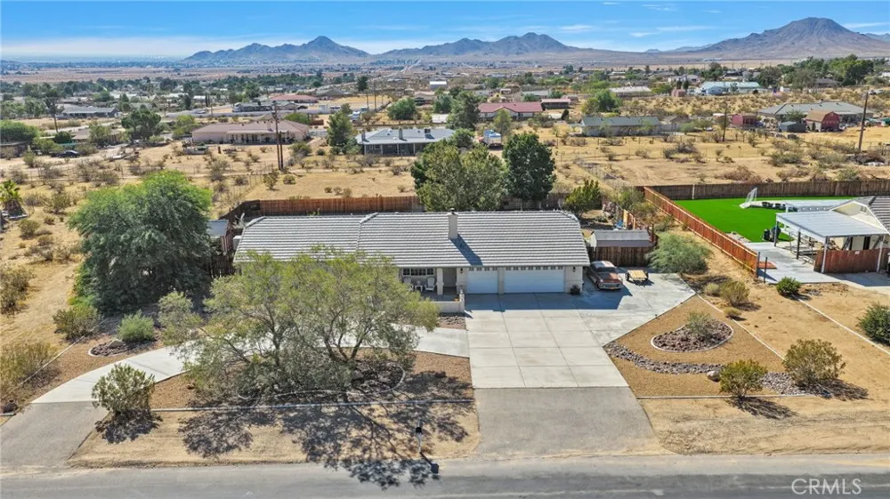 16976 Joshua Apple Valley, CA 92307