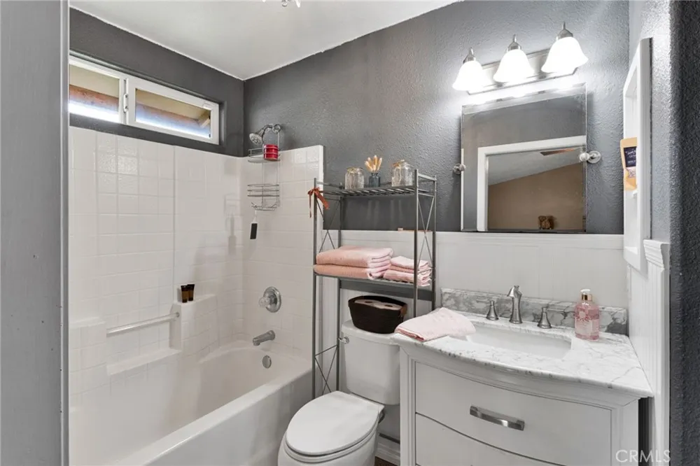 16976 Joshua Apple Valley, CA 92307