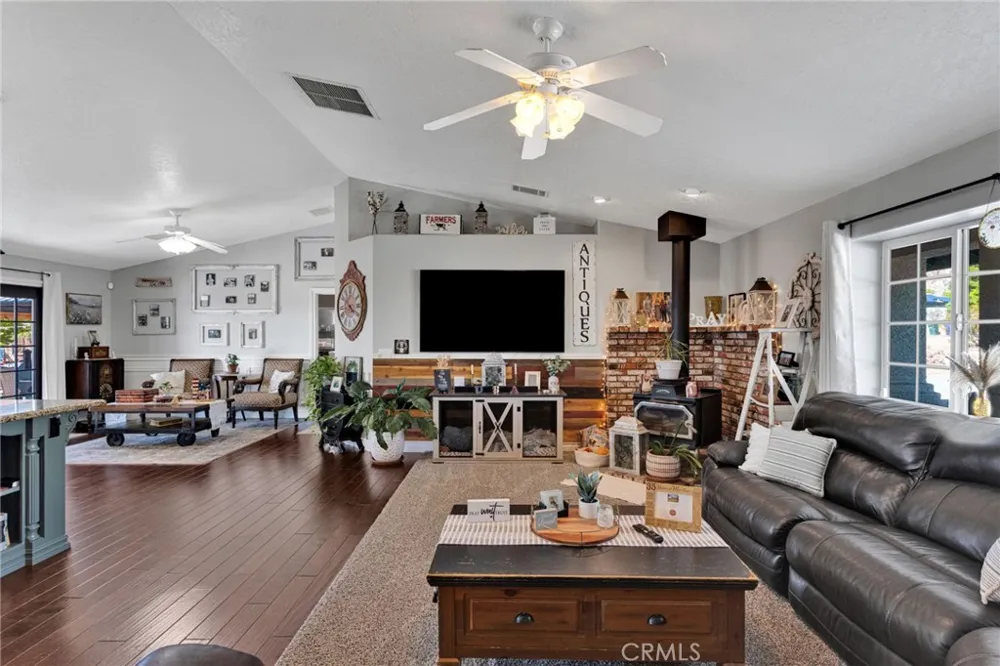 16976 Joshua Apple Valley, CA 92307