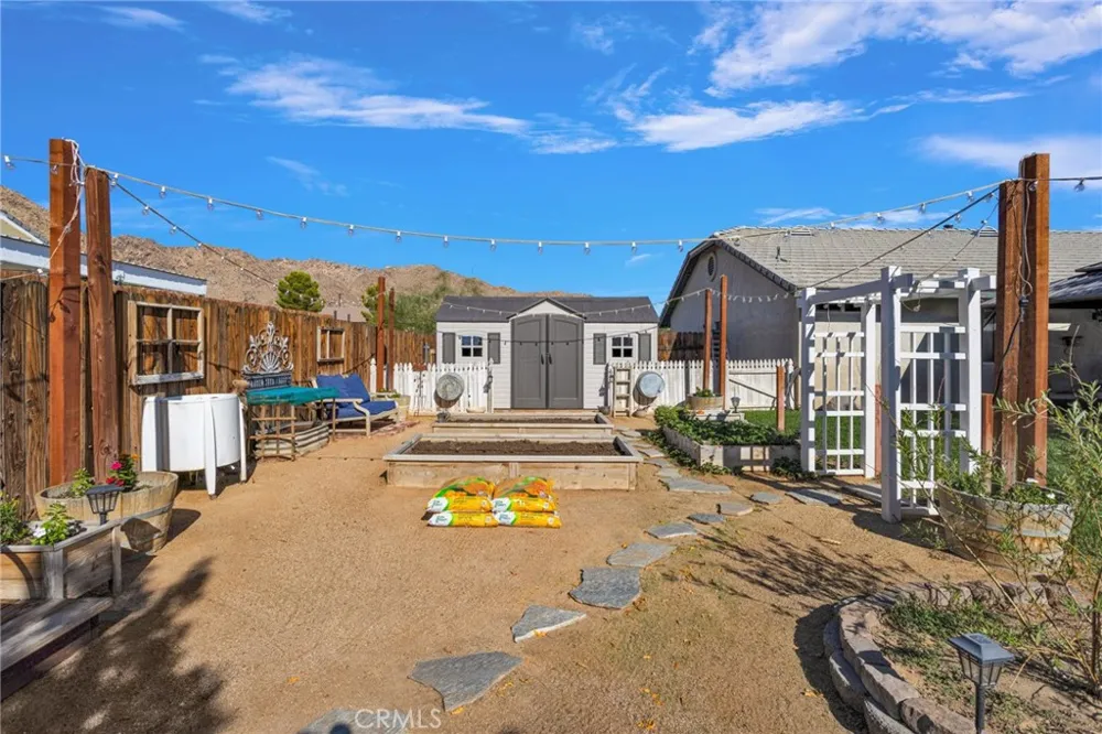 16976 Joshua Apple Valley, CA 92307
