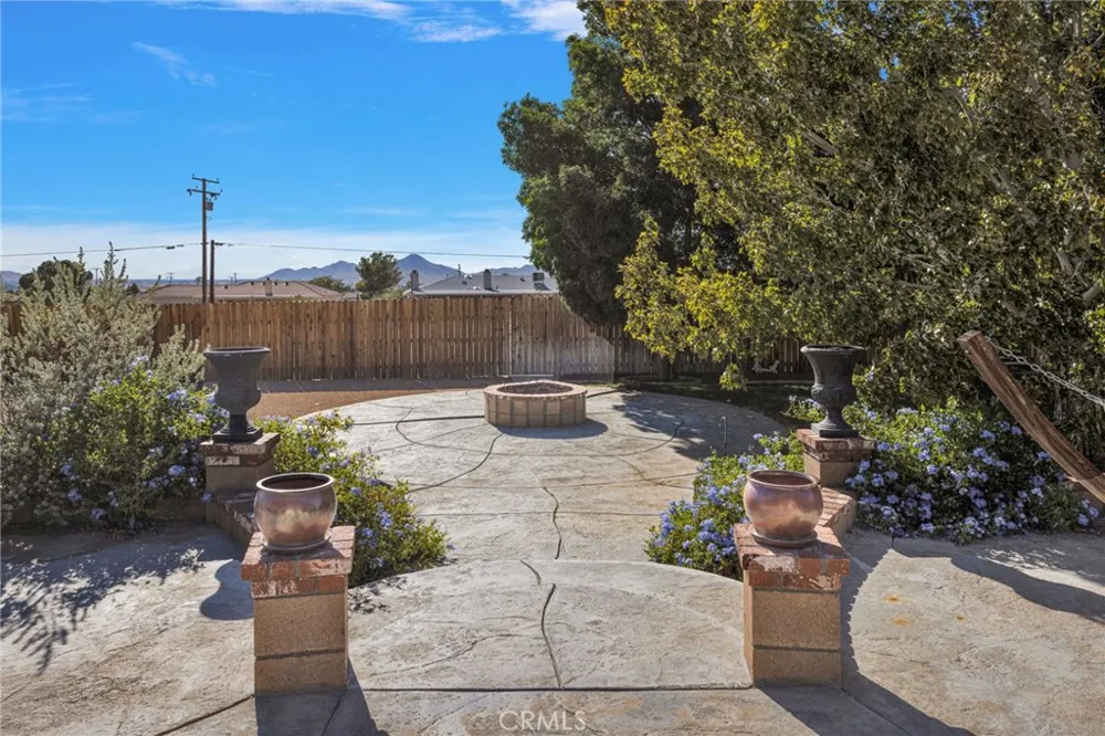 16976 Joshua Apple Valley, CA 92307