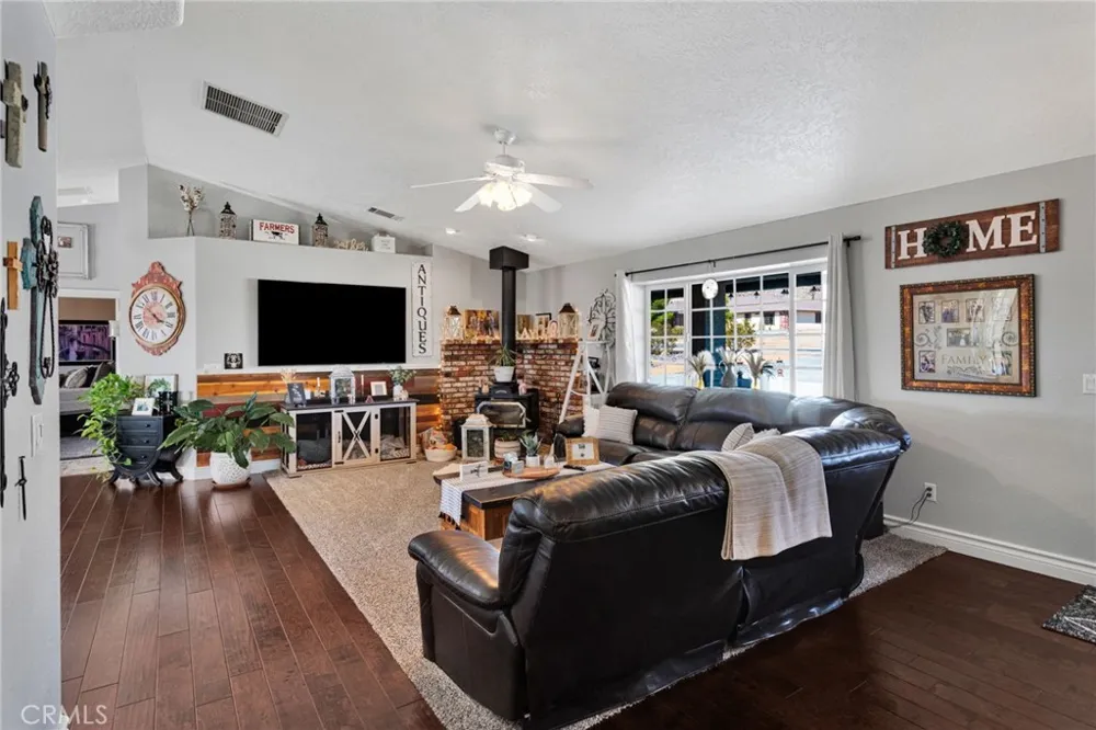 16976 Joshua Apple Valley, CA 92307