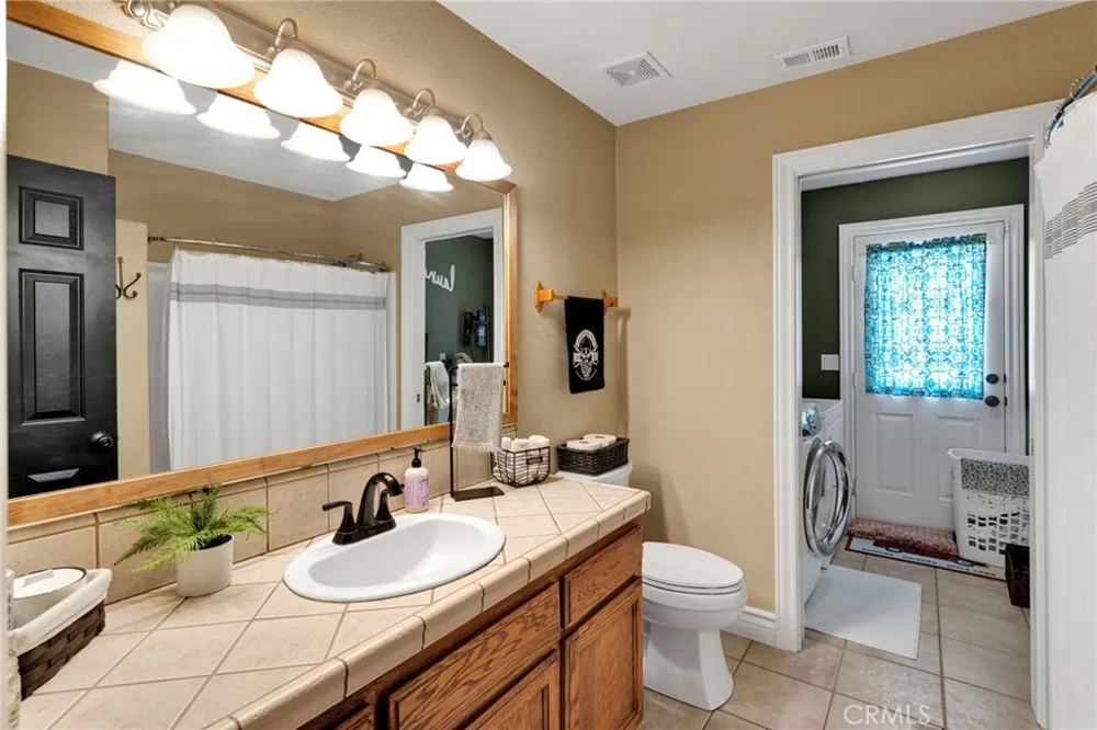 16976 Joshua Apple Valley, CA 92307